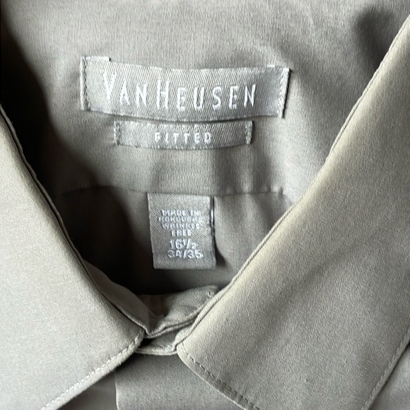 **$6 w/Bundle** Van Heusen Long Sleeve - Picture 2 of 5